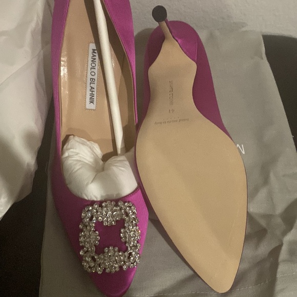 Manolo Blahnik satin pump.
4.3" covered stiletto heel. - Picture 6 of 6